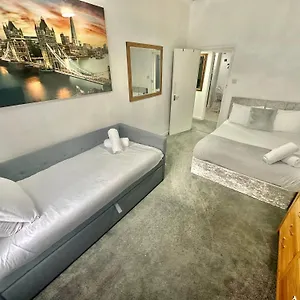  Apartment Homely In The Heart Of Town Centre - Sleeps 6