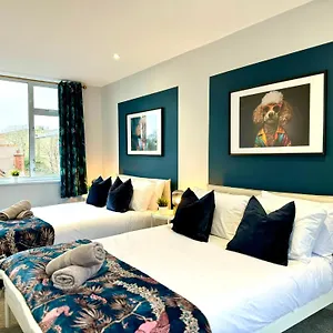  Apartment Amazing Large 3 Bedroom - Sleeps 8!