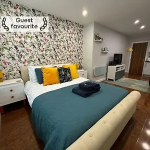  Apartment 3 Mins Walk, 2pm Check-in, Private Garden.
