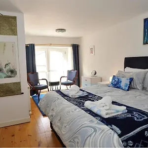 Mary Lyth - West Cliff With Parking Apartment Whitby